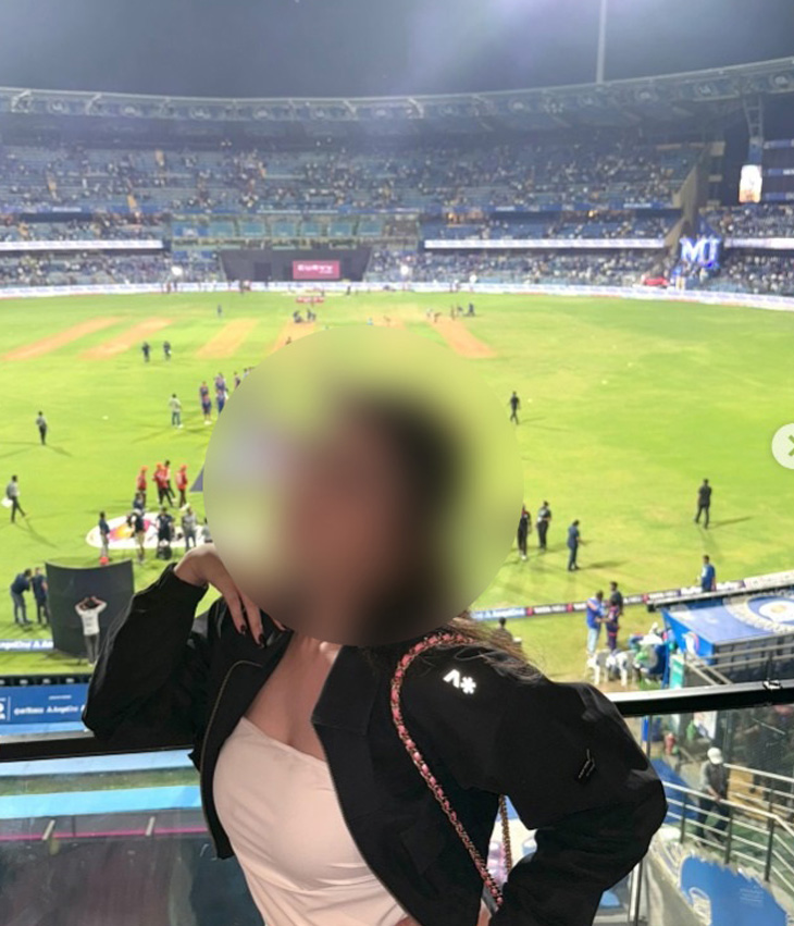 IPL मैच के दौरान मॉडल की खिंचाई फोटो।