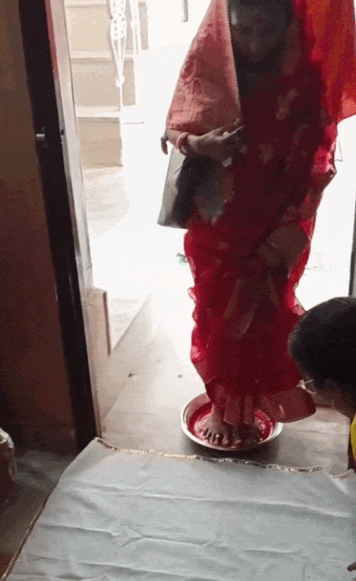 IITian बाबा अभय सिंह के साथ गृह प्रवेश करती उनकी पत्नी प्रीतिका।