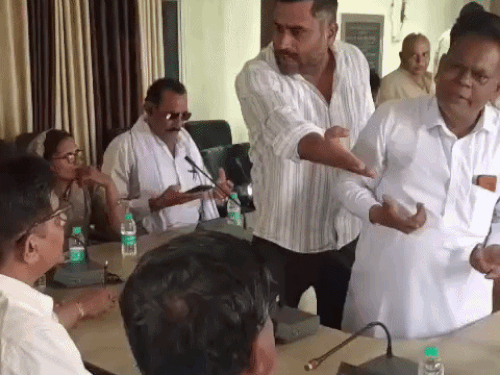 नगर परिषद की मीटिंग में प्रधान के सामने रोष जताते पार्षद निर्मल सिवाच और सुभाष नायक। - Dainik Bhaskar