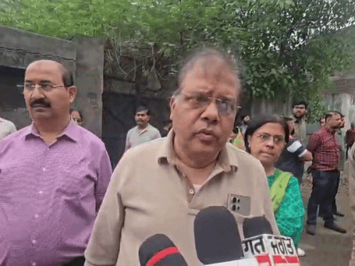 जानकारी देते फैक्ट्री मालिक विकास।