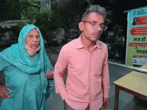 करनाल अस्पताल में इलाज के लिए पहुंचा इंद्राव सिंह का परिवार। - Dainik Bhaskar