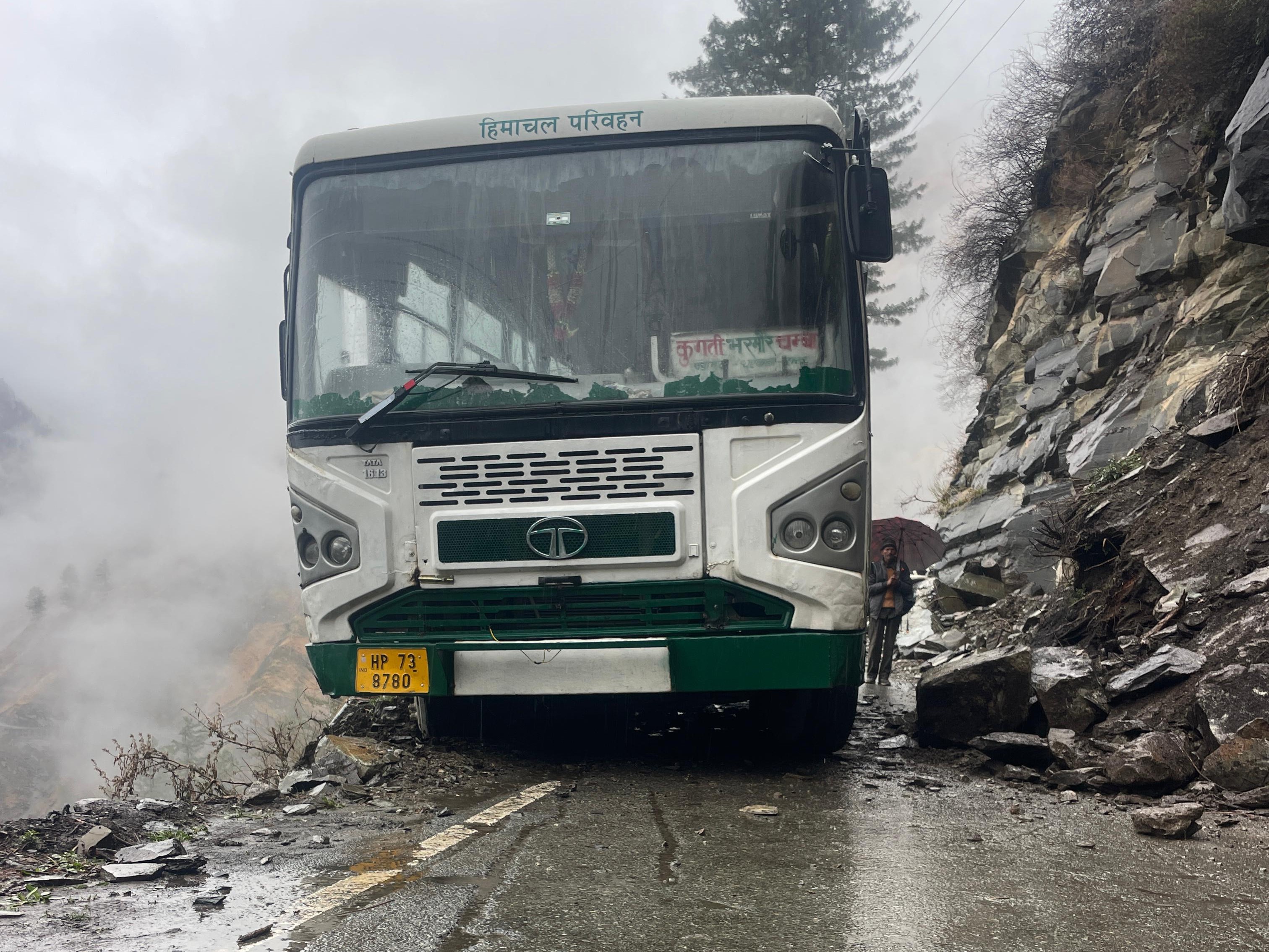 कुगती-हडसर-भरमौर सड़क पर खड़ी बस।