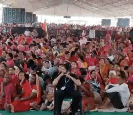 Pपंडाल बड़ी संख्या में महिलाओं से भरा हुआ नजर आया