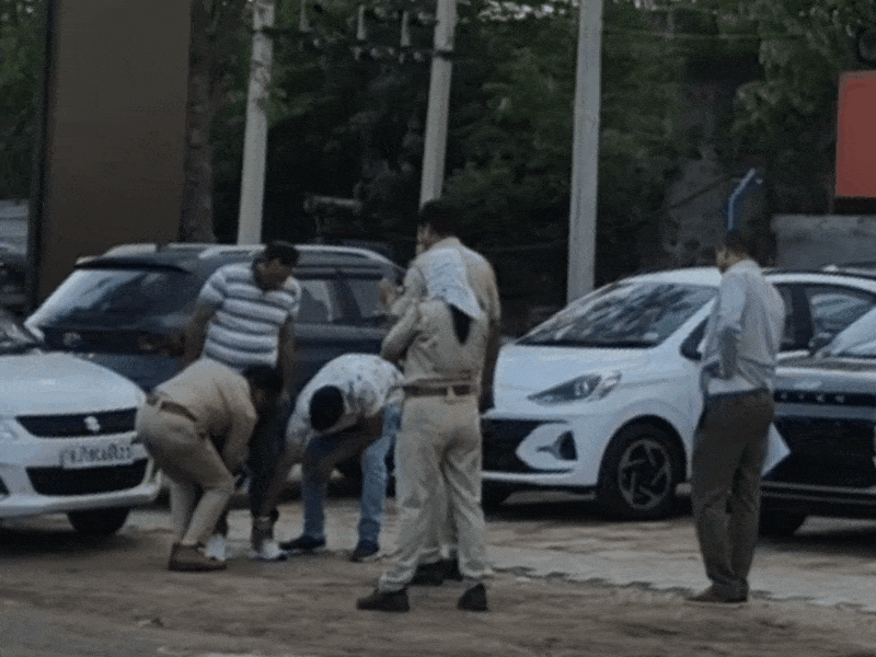 हुंडई एजेंसी के पास गाड़ी पकड़ने के बाद आरोपी की तलाश करते हुए पुलिस