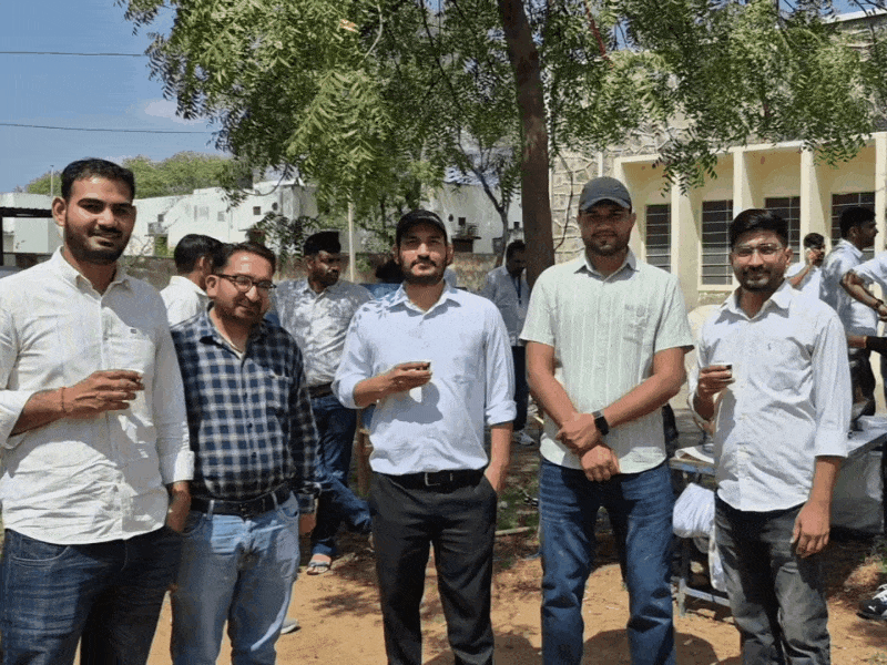 कर्मचारियों में वोटिंग के दौरान उत्साह देखने को मिल रहा है।