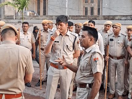 100 से ज्यादा पुलिस के जवानों और अधिकारियों ने अलग-अलग टीम बनाकर फ्लैट्स की तलाशी ली।