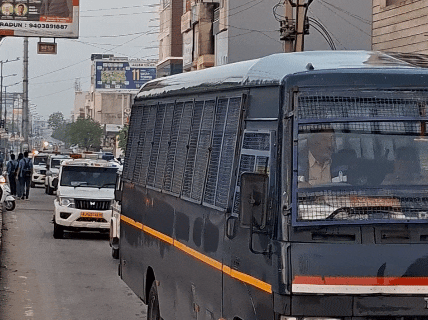 आधा दर्जन से ज्यादा गाड़ियों में पुलिस के अधिकारी और जवान सर्च करने पहुंचे।