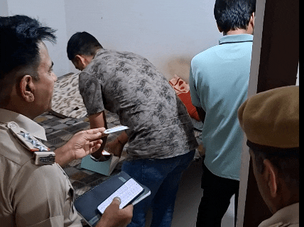 पुलिस ने फ्लैट्स में रहने वाले स्टूडेंट के आई कार्ड चेक किए।