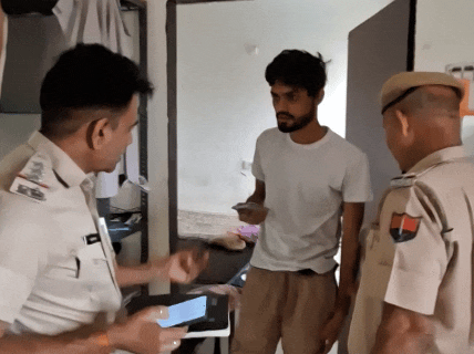 पुलिस ने पूछताछ करने और डॉक्यूमेंट चेक करने के बाद लोगों को छोड़ा।