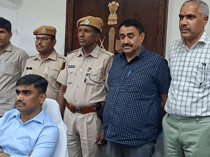 गैंग को पकड़ने वाली टीम के साथ सीकर एसपी प्रवीण नायक नूनावत।