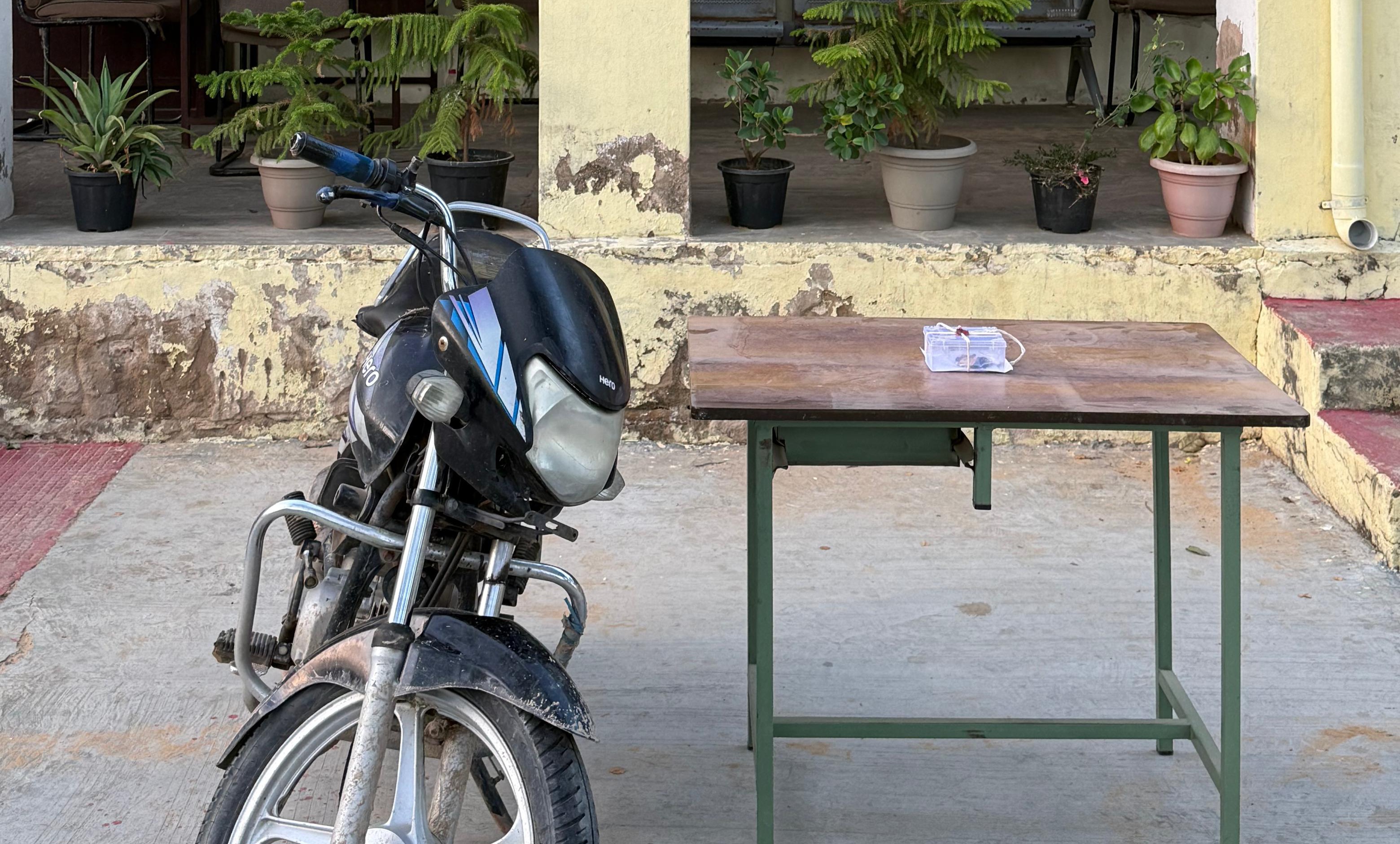 पुलिस ने आरोपियों की मोटरसाइकिल भी बरामद कर ली है।