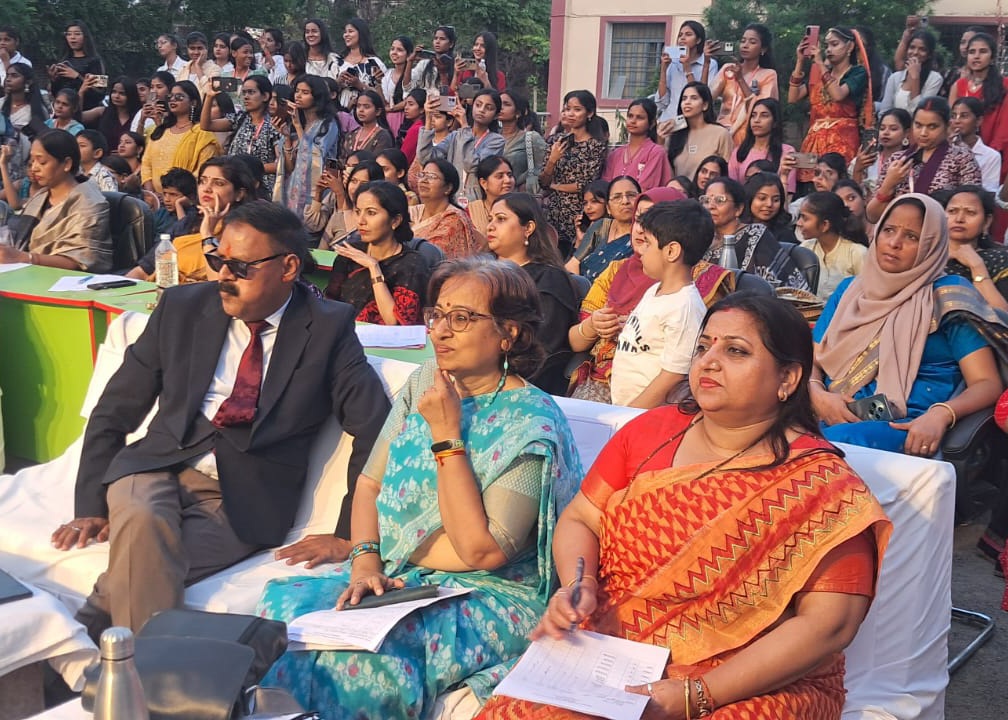 कार्यक्रम में मौजूद अतिथि।