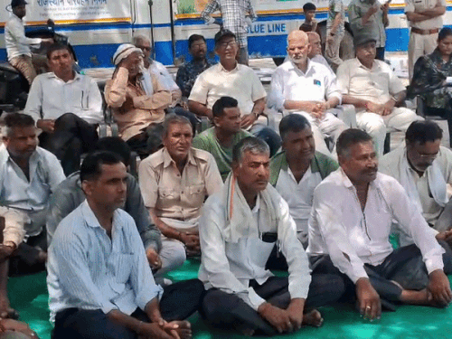 रोडवेज डिपो में विरोध सभा के दौरान मौजूद रोडवेज कार्मिक।