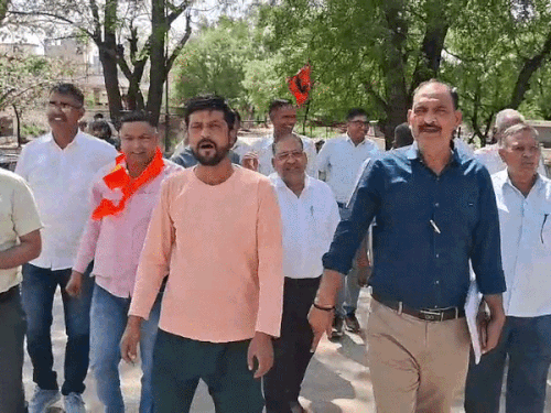 रोडवेज डिपो के कर्मचारी 14 सूत्री मांगों को लेकर नारेबाजी करते हुए।