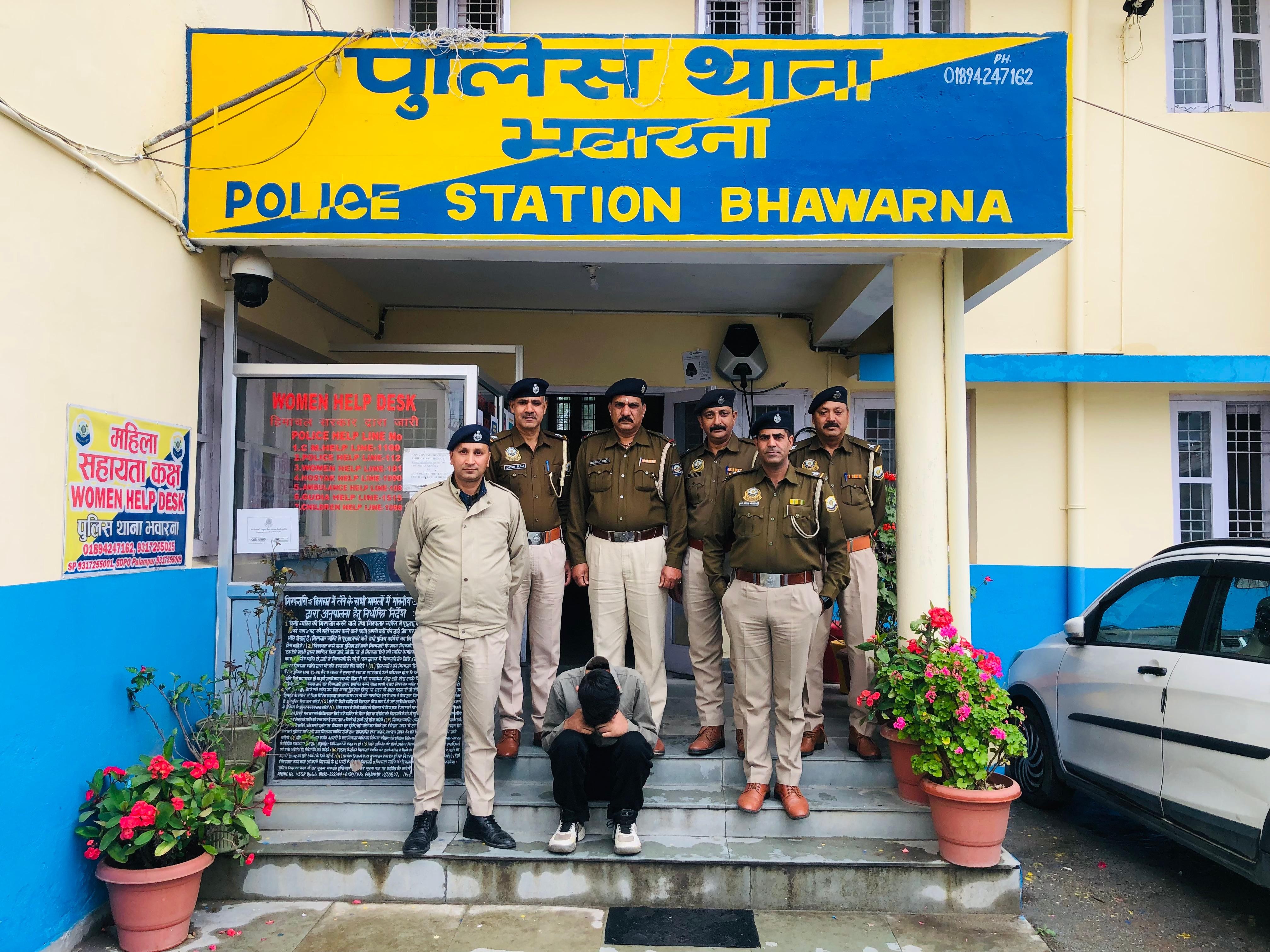 पुलिस गिरफ्त में आरोपी की फोटो। - Dainik Bhaskar