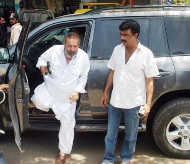 असलम चौधरी की फाइल फोटो। उनकी पत्नी कहती हैं कि संजय दत्त ने असलम का किरदार बहुत अच्छी तरह निभाया है।