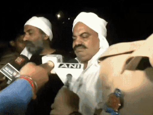 ये उस दौरान की तस्वीर है, जब माफिया अतीक अहमद और उसके भाई अशरफ को करीब से गोली मारी गई थी।