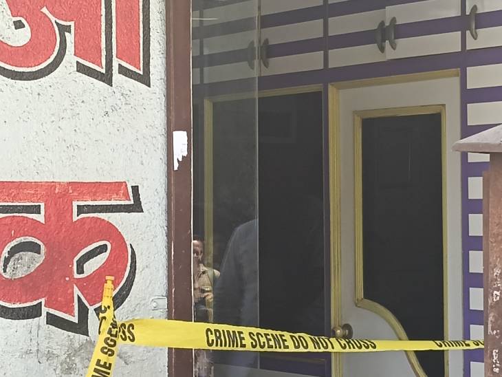 खरात के ओकस प्रॉपर्टी वाले ऑफिस की तस्वीर। इसमें केबिन भी नजर आ रहा है, जिसमें काले शीशे लगे थे।