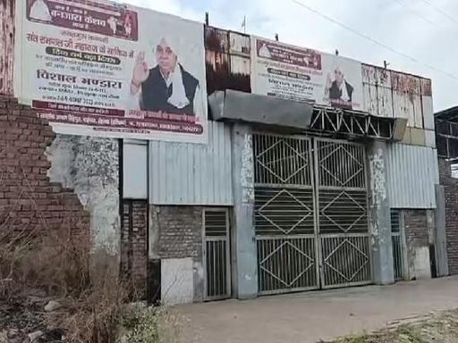 रोहतक येथील झज्जर रोडवर असलेले रामपाल यांचे करौंथा आश्रम. हे बऱ्याच काळापासून बंद आहे. येथे 2006 मध्ये एका तरुणाचा मृत्यू झाला होता.