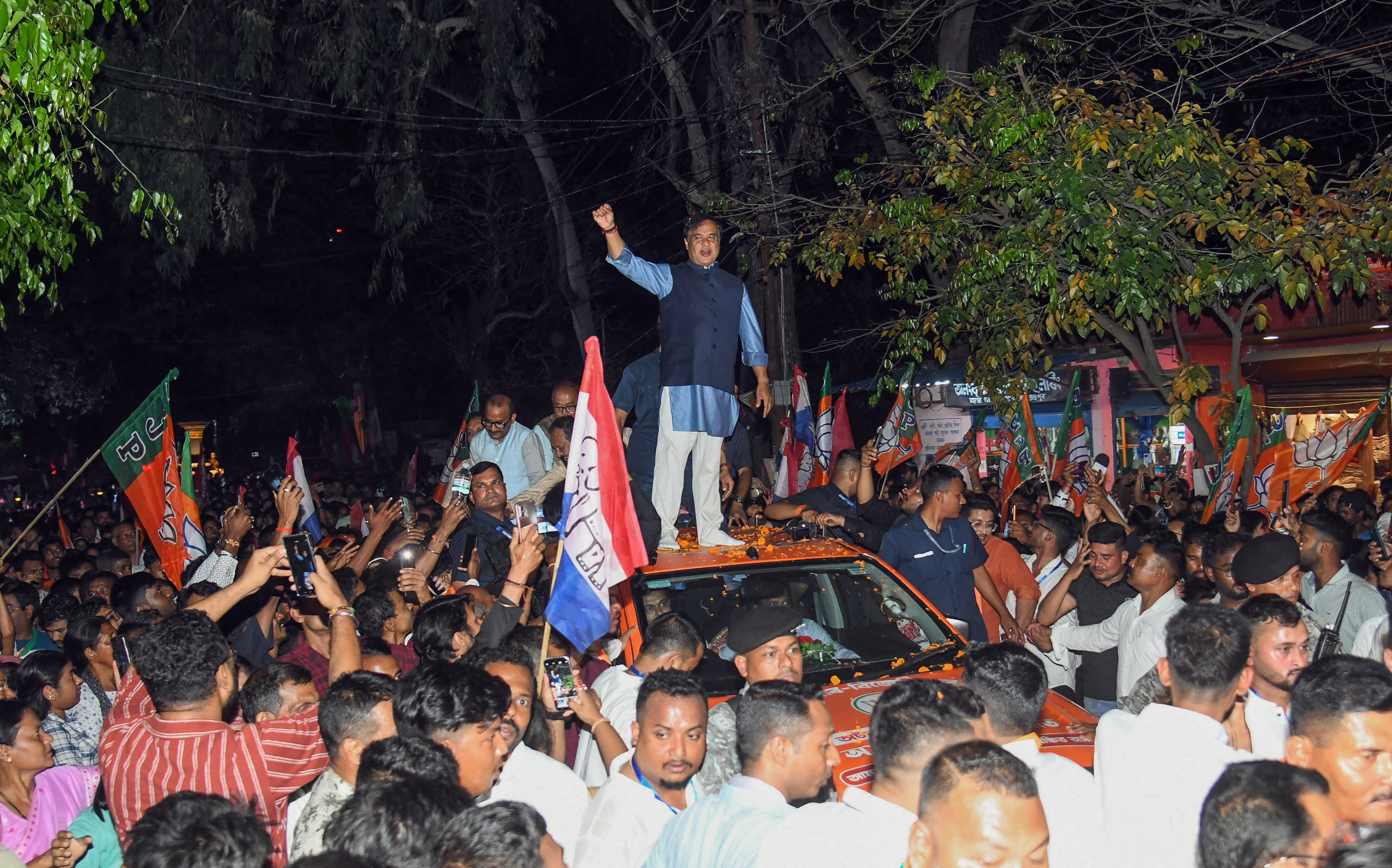 असम के मुख्यमंत्री हिमंता ने मंगलवार रात तेजपुर में NDA उम्मीदवार पृथ्वीराज राभा के लिए चुनाव प्रचार किया।