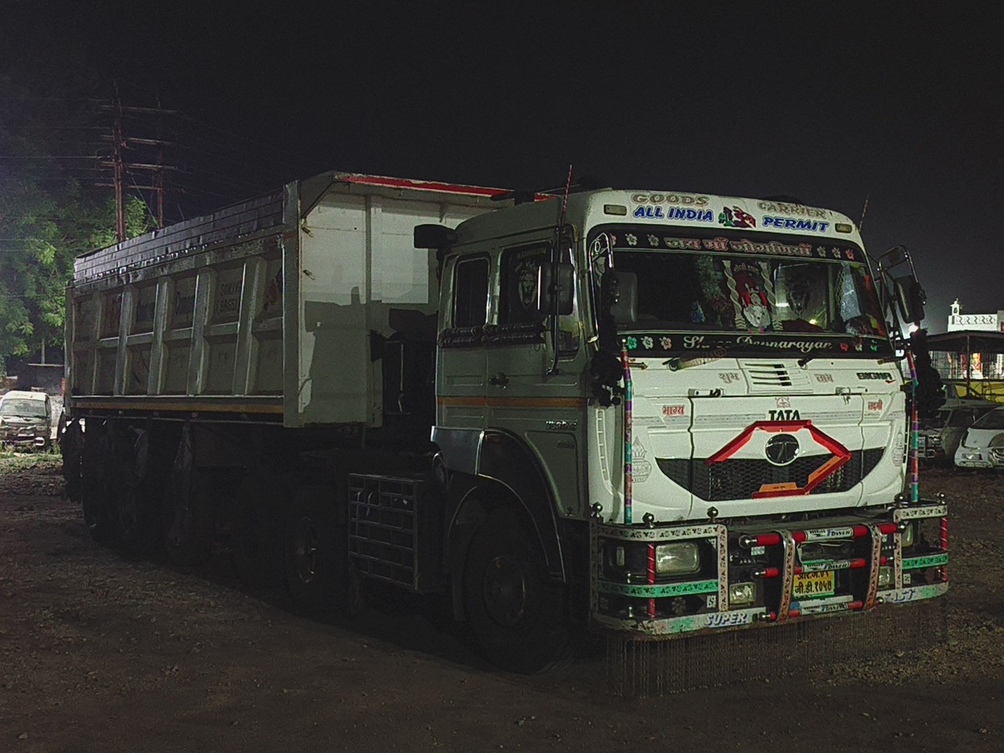 पुलिस ने ट्रक को जब्त कर लिया है।