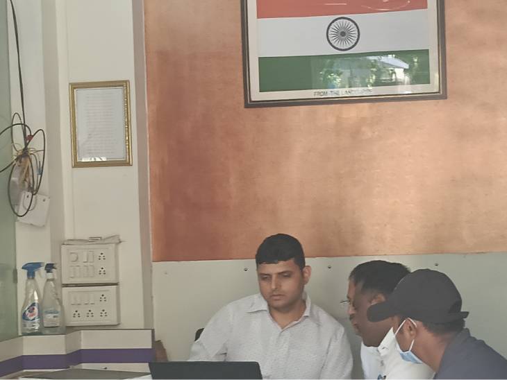 अशोक खरात के दफ्तर में बाहर वेटिंग एरिया में बैठे लोग।