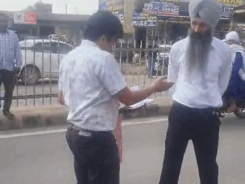 सूचना के बाद मौके पर पहुंचकर मामले की जांच करती एफएसएल टीम।