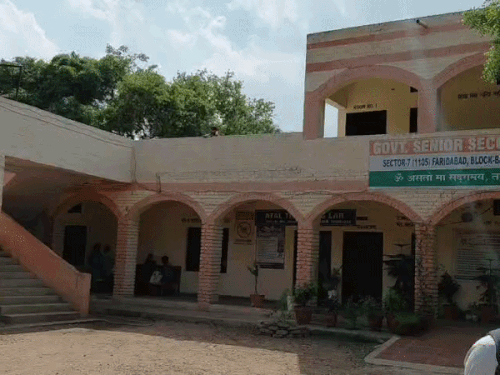 स्कूल के अंदर सभी बच्चे क्लास में पढ़ाई कर रहे थे।