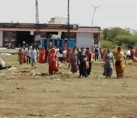 एक एक किलोमीटर दूर से पैदल चल भक्त कथा सुनने पहुंचे