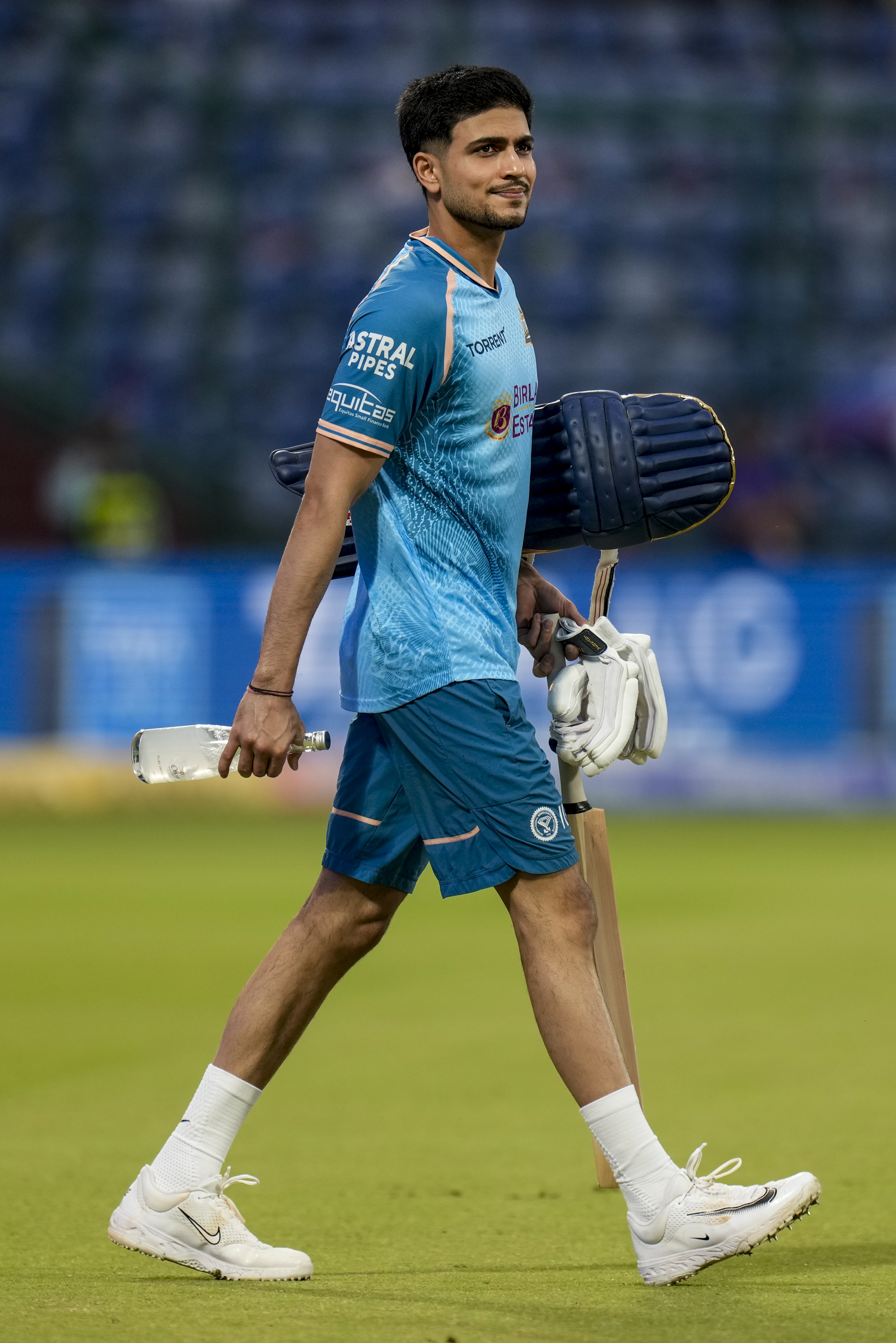 गुजरात के कप्तान शुभमन गिल वॉर्मअप कर रहे हैं। वे चोट की वजह से पहला मैच नहीं खेल सके थे।