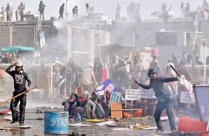 नवंबर 2014 में सतलोक आश्रम में रामपाल के समर्थकों से हुए टकराव में पुलिस ने वाटर कैनन का भी इस्तेमाल किया था।-साभार TOI