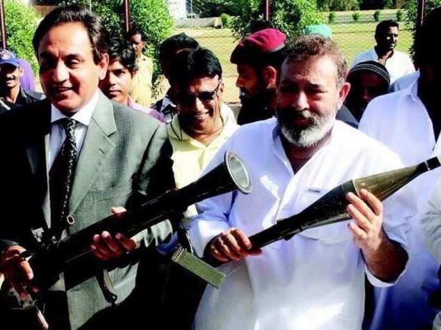 असलम पाकिस्तान पुलिस में एसपी के पद पर तैनात थे। सिंध पुलिस में काम करते हुए उन्होंने 2009 में ल्यारी के सबसे खूंखार रहमान डकैत का एनकाउंटर किया था।