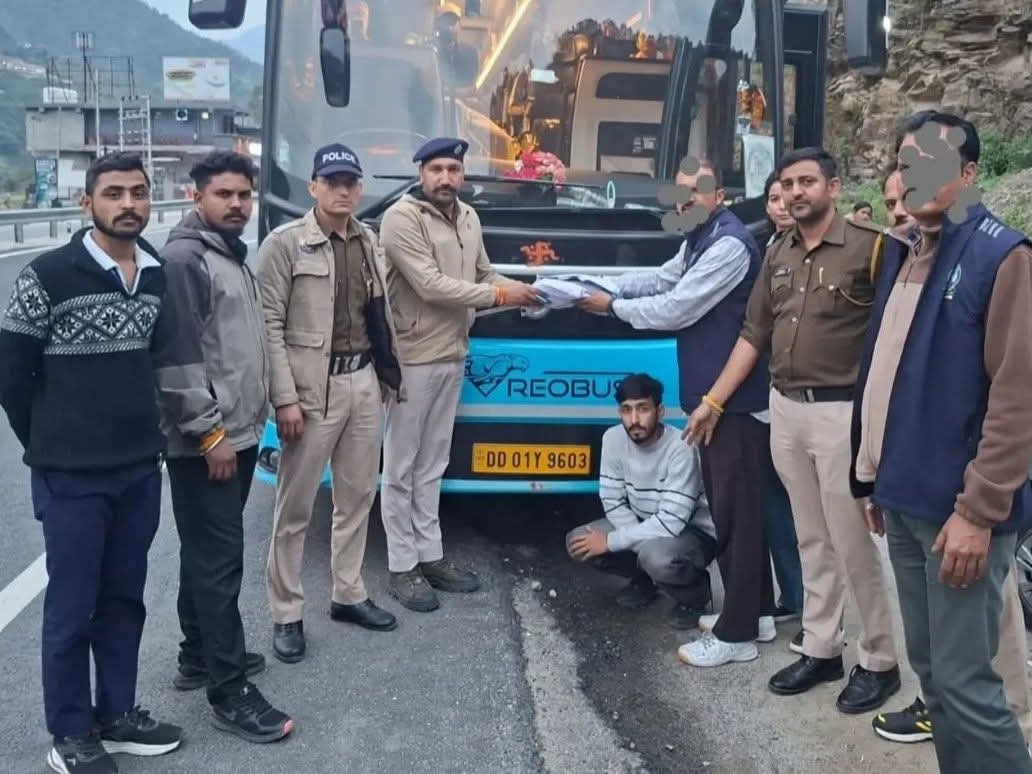 पुलिस की गिरफ्त में आरोपी। - Dainik Bhaskar