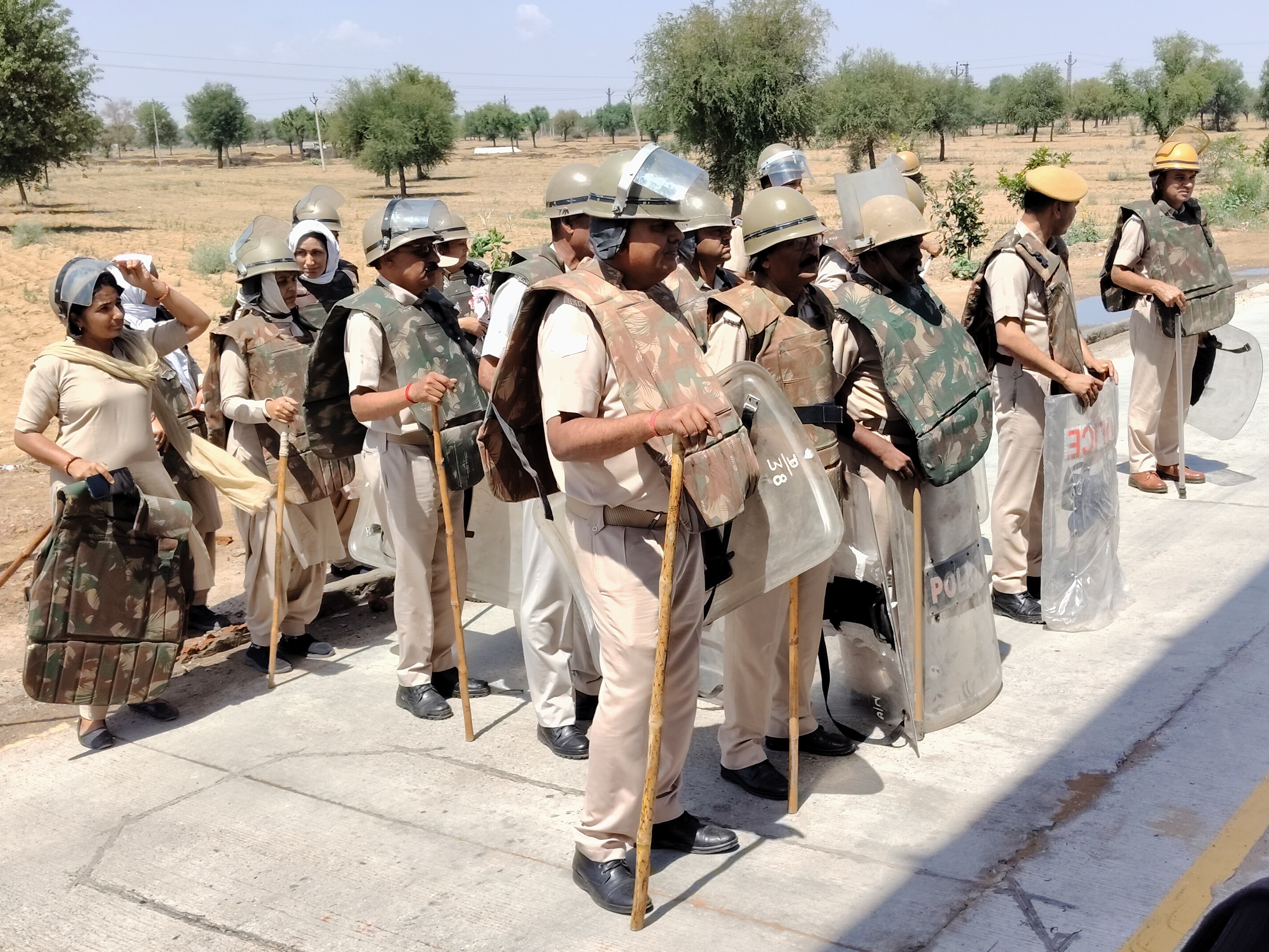 मौके पर मौजूद रहा प्रशासन।