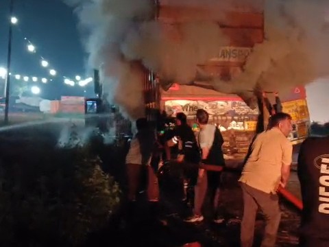 Amroha Truck Fire | E-Rickshaw Container Blaze VIDEO
