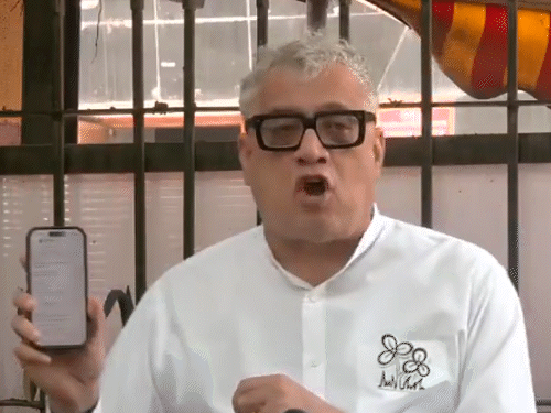 डेरेक ओ’ब्रायन ने चुनाव आयोग की पोस्ट दिखाते हुए उसे क्रिमिनल कहा।