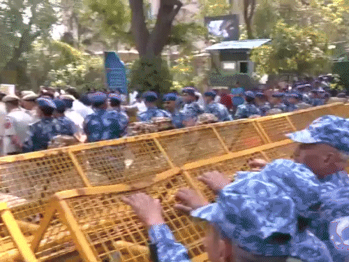 दिल्ली में कांग्रेस कार्यालय के बाहर बुधवार को गुजराती समुदाय के लोगों ने प्रदर्शन किया।