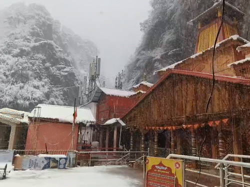 उत्तराखंड के यमुनोत्री में जमकर बर्फबारी हो रही है।