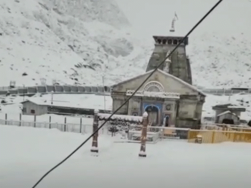 केदारनाथ धाम में बर्फ की चादर बिछी नजर आ रही है।