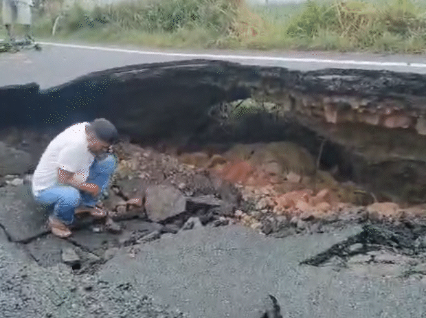 मुजफ्फरनगर में बारिश की वजह से सड़क धंस गई। सहारनपुर-शामली को जोड़ने वाली सड़क पर गड्‌ढा हो गया।
