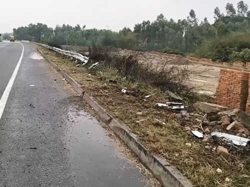 हाईवे के किनारे कई घंटों तक पलटी रही बस।