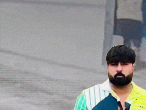 झज्जर में फाइनेंसर को गोलियां मारते बदमाश CCTV कैमरे में कैद हो गए। इनसेट में मृतक साहिल की फाइल फोटो। - Dainik Bhaskar