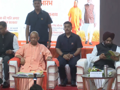 सीएम योगी ने कहा कि भारत की कुल आबादी का लगभग 16-17 प्रतिशत हिस्सा उत्तर प्रदेश में निवास करता है, जबकि देश की कुल कृषि योग्य भूमि का 11 प्रतिशत हिस्सा प्रदेश के पास है।