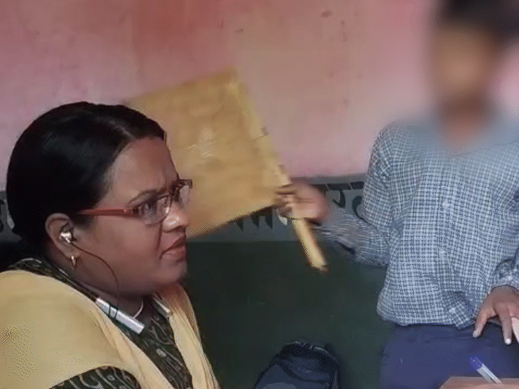 वीडियो में छात्र प्रिंसिपल को पंखा झलता दिख रहा है।