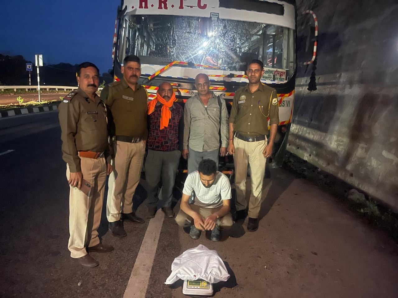 पुलिस गिरफ्त में आरोपी।