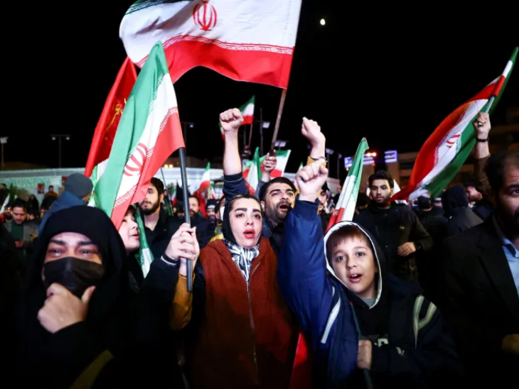 सीजफायर के ऐलान के बाद ईरान की राजधानी तेहरान में जश्न मनाया गया।