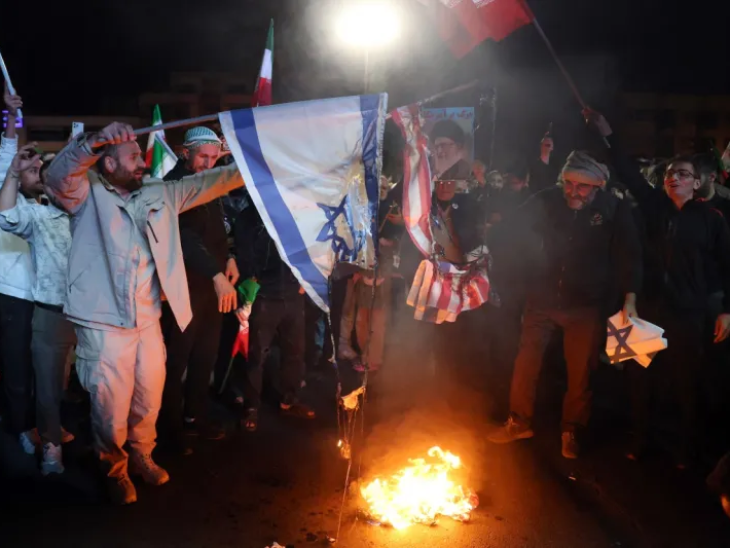 ईरानी नागरिकों ने तेहरान में इजराइल और अमेरिका के झंडे जलाकर सीजफायर का जश्न मनाया।