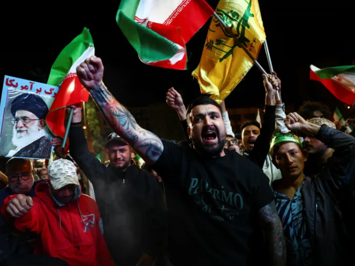 सीजफायर के जश्न के दौरान कई लोग पूर्व सुप्रीम लीडर अयातुल्लाह अली खामेनेई की तस्वीरें लेकर पहुंचे।