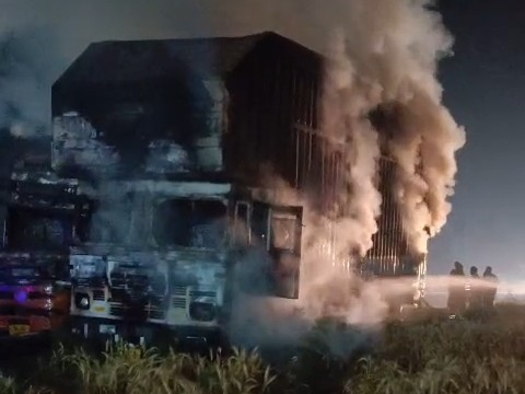 Amroha Truck Fire | E-Rickshaw Container Blaze VIDEO