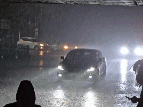 गुरुग्राम में रातभर रुक-रुककर बारिश होती रही।